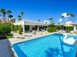 Palm Springs Luxury Home With a POOL, Next to Downtown & Airport、パーム・スプリングスのホテル