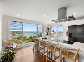 THE PENTHOUSE - Spectacular Views of the Bay, and the Ocean! Only 150m to Shaws Bay, Ferienwohnung in East Ballina