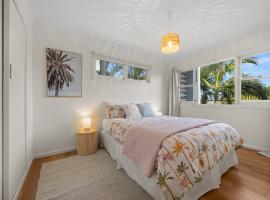 Two Apartments Stray Leaves & The Jungle Room - 150m to Shaws Bay, apartment in East Ballina