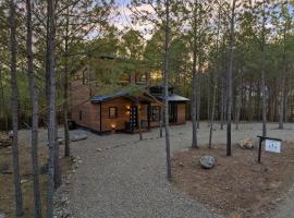 Escape to Hochatown/Broken Bow, Oklahoma Sleeps 10: Mount Herman şehrinde bir otel
