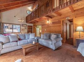 3BR Tahoe Donner Cabin with HOA Perks like Pools Hot-Tub Minutes to Trails Lake Golf บ้านพักในทรักกี