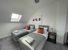 3 Bedroom New House with Wi-Fi Sleep 5 By Home Away From Home, sumarhús í Newcastle under Lyme