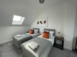 3 Bedroom New House with Wi-Fi Sleep 5 By Home Away From Home - A