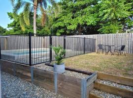 3 bedroom home in Paradise with pool, hotel with pools in Kewarra Beach