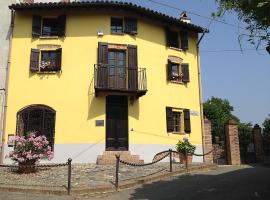 Altes Backhaus in Maranzana, kuća za odmor ili apartman u gradu 'Mombaruzzo'