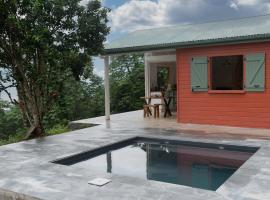 Lodge traditionnel et sa piscine vue mer, hotel v destinaci Gallochat