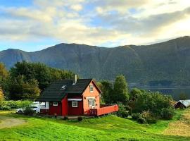 Gemütliche Hütte direkt am Fjord, sumarhús í Lauvstad