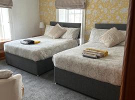 Holland Arms Hotel, hotel in Llangristiolus