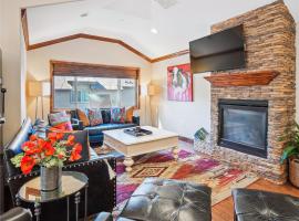 Cozy Penthouse W Fireplace, Wifi, Gourmet Kitchen, hotel in South Lake Tahoe