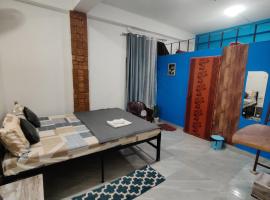 Double bed with bunker bed, budgethotel i Hatikhuli
