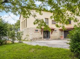Beautiful Home In Saint-privat-des-vieux With Sauna, hotell i Saint-Privat-des-Vieux
