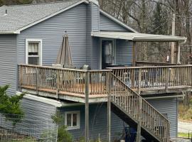 Quite Cozy Wooded Hideaway, pet-friendly hotel in Livingston Manor