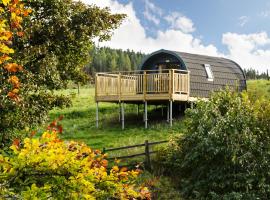 Spectacular Mountain View Ecopod, hotell med parkeringsplass i Newtonmore