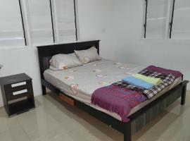 Single Room with Shared Kitchen and Living Room, alloggio in famiglia a Suva
