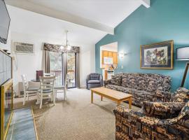 Cedarbrook Deluxe One bedroom Queen Suite with outdoor heated pool 209, хотел в Килингтън