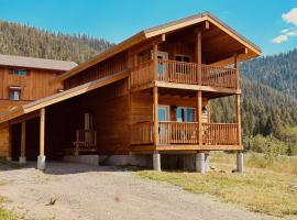 Grizzly Getaway - Sleeps 8, hotel with parking in Island Park