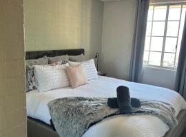 Plush 2 bedroom apartment Kingston, self catering accommodation in Kingston 