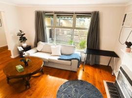 Spacious 3BR Home: Great Value for Families, place to stay in Glen Waverley