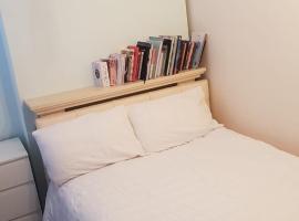 Double bedroom in Raynes Park: Londra'da bir konukevi
