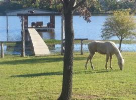 Waterfront Ranch Home + Bunk Barn + Guest Cabin, hotell Albas