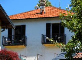 APARTMENT for RENT BETWEEN LAGO DI COMO AND LAKE LUGANO, IN THE VILLAGE OF LAINO, nhà nghỉ dưỡng ở Laino