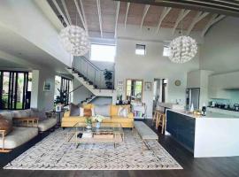 Lakeside home in security estate with solar power, casa rural en Ciudad del Cabo