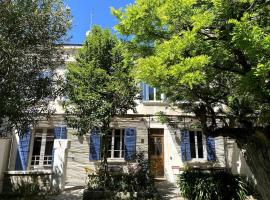 Maison de caractère avec jardin arboré en Avignon, villa à Avignon