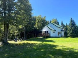 LE JAZZ- Chalet rustique/chic avec SPA: Notre-Dame-Des-Bois şehrinde bir otel