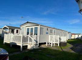 Beachcomber, A Modern caravan with CH and DG, Smart tv in every room and private broadband, hotel in Rhyl