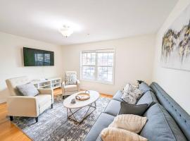Luxury & Stylish Townhome, King Beds, W/D, Garage, hotell i Schenectady