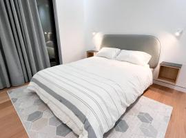 New Beautiful Modern One Bedroom Apt in Brooklyn at Rem-Casa, hotel with parking in Brooklyn