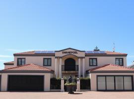 Swanepoel Guesthouse & Suites: Jeffreys Bay, Jeffreys Bay Golf Club yakınında bir otel