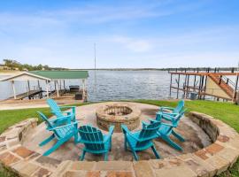 Lakefront retreat, hot tub, pets, huvila kohteessa Mabank