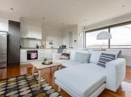 Primrose - Chic Mid-Century Style in Brunswick