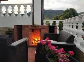 Cozy 2-BR Apt with mountain view, parkolóval rendelkező hotel Medellínben