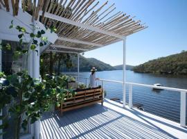 rivescape holiday home at Berowra Waters، فيلا في Berrilee
