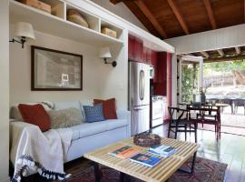 Guest Oasis on the edge of Los Angeles, guest house in La Canada Flintridge