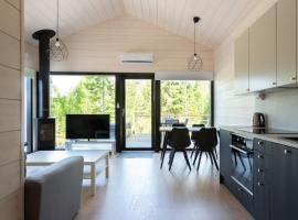 Himoskuutio 7, erillistalo, ulkoporeallas, hótel í Jämsä