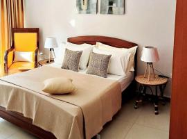 Luxury Apartment, hotell i Kaduwela
