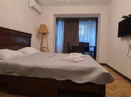 One-room apartment near metro DELISI, ξενοδοχείο στην Τιφλίδα