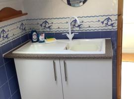 Awel Y Mor - cosy apartment., hotel in Verwick