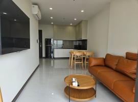 C Sky View: 2 BR Apartment Free GYM & POOL、Thu Dau Motのホテル