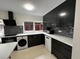 Springfield House- Near Newcastle Centre, Hospital and Keele University!, готель у місті Сток-он-Трент