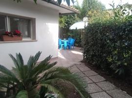 Peppe House, hotel with parking in Casal Palocco