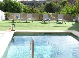 Villa Alto Arena piscina privada climatizada, בית נופש באינחניו