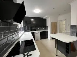 Springfield House- Near Newcastle Centre, Hospital and Keele University!