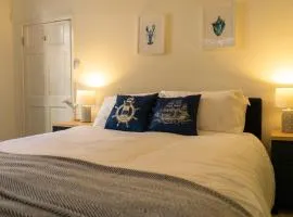 Dartmouth Town Centre 2 bedroom stylish apartment is perfect for families and couples with a happy & homely feel being only 30 meters from the sea but set back & quiet with everything on the doorstep a FAB place to explore Dartmouth pets welcome for free