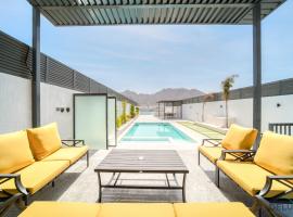 Viesnīca Luxury 4BR Villa with Assistant’s Room Al Dana Island, Fujairah by Deluxe Holiday Homes Fudžeirā