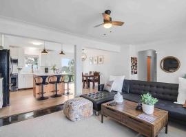 3 bedroom Poolside paradise near Marina, hotel i Belle River