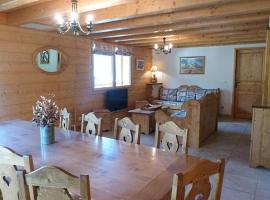 Chalet ambiance montagne, 10 personnes, 4 chambres - CH15: Beaufort şehrinde bir otel